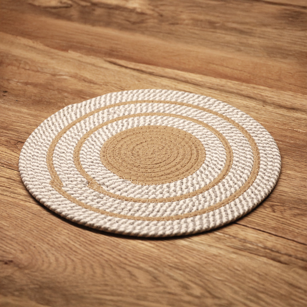DECCARO Platzset Circle, 2er Set, rund aus geflochtener Baumwolle, mit kreisförmigen Mustern in grau-ocker-weiß.