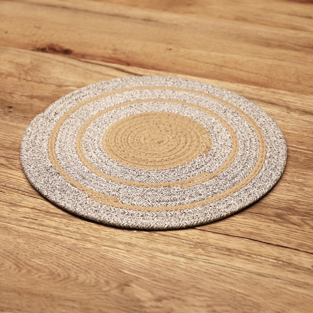 DECCARO Platzset Circle, 2er Set, rund aus geflochtener Baumwolle, mit kreisförmigen Mustern in grau-ocker-weiß.