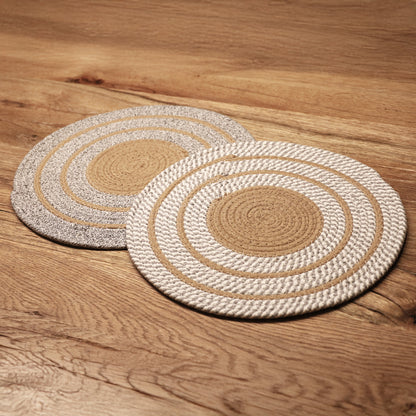 DECCARO Platzset Circle, 2er Set, rund aus geflochtener Baumwolle, mit kreisförmigen Mustern in grau-ocker-weiß.