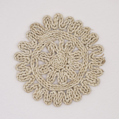 DECCARO Tischset Straw, klein (29 cm Durchmesser) aus Rohrkolben (Naturmaterial). Handgearbeitetes, florales Muster, warmer Beigeton