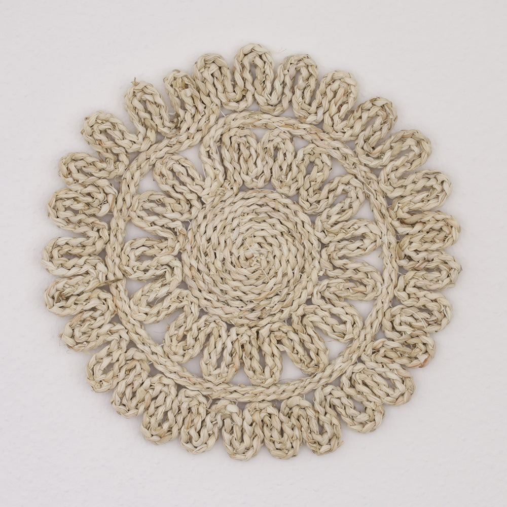 DECCARO Tischset Straw, mittel (33 cm Durchmesser) aus Rohrkolben (Naturmaterial). Handgearbeitetes, florales Muster, warmer Beigeton