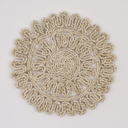 DECCARO Tischset Straw, mittel (33 cm Durchmesser) aus Rohrkolben (Naturmaterial). Handgearbeitetes, florales Muster, warmer Beigeton