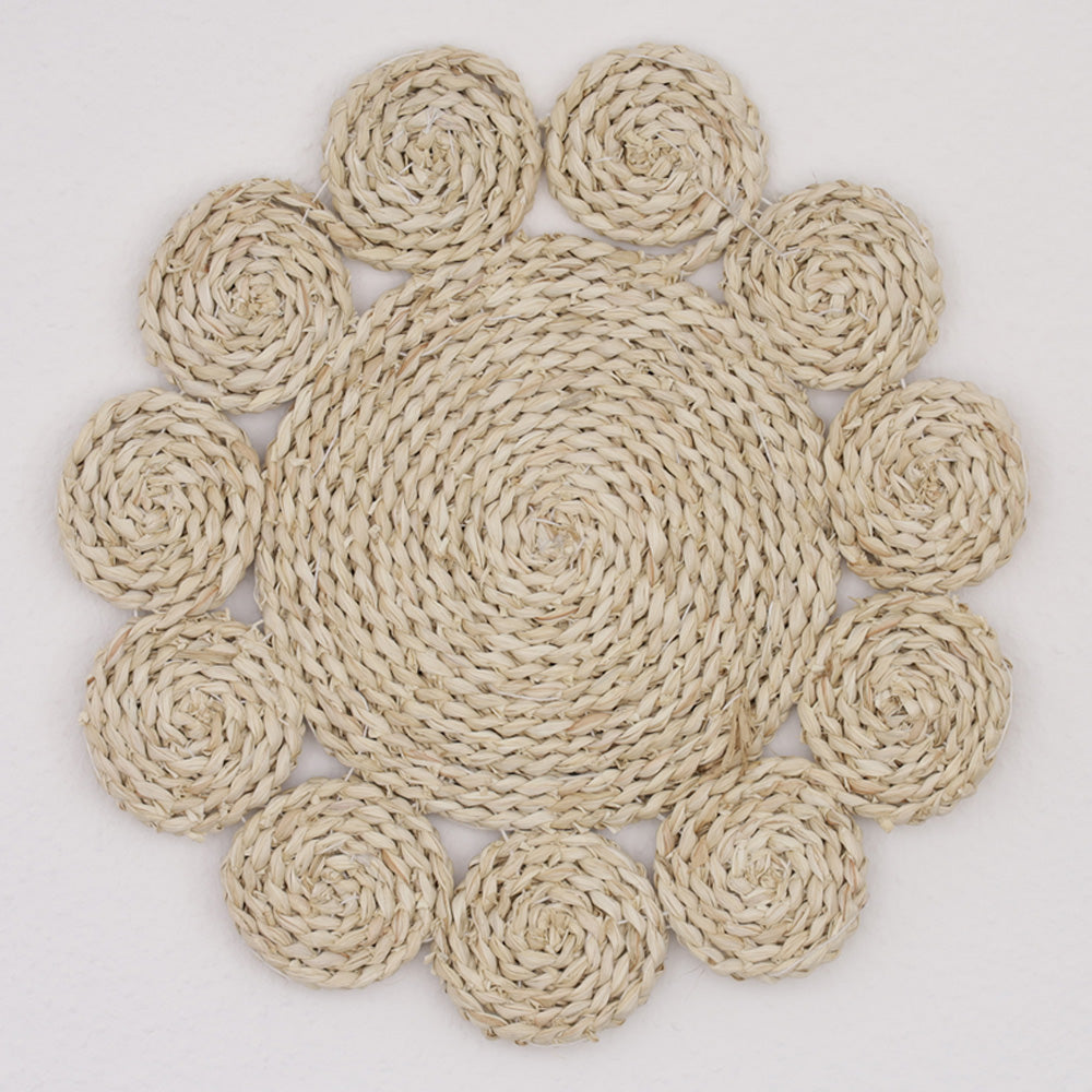 DECCARO Tischset Straw, groß (35 cm Durchmesser) aus Rohrkolben (Naturmaterial). Handgearbeitetes, florales Muster, warmer Beigeton