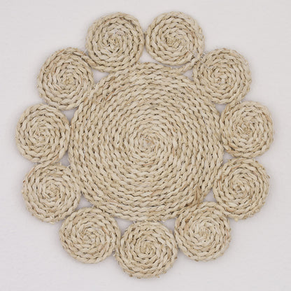 DECCARO Tischset Straw, groß (35 cm Durchmesser) aus Rohrkolben (Naturmaterial). Handgearbeitetes, florales Muster, warmer Beigeton