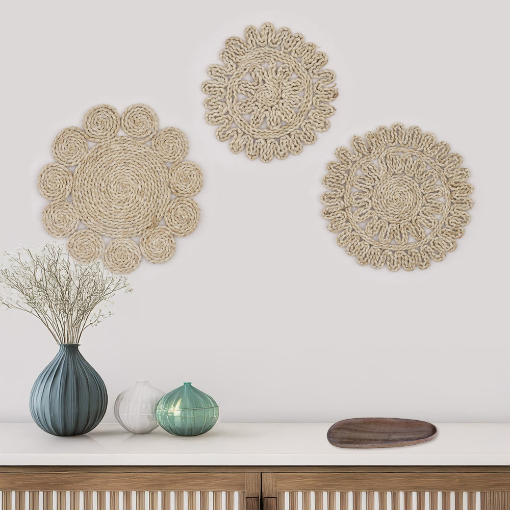 DECCARO Tischset Straw, 3er Set mit allen drei Größen (klein, mittel, groß) aus Rohrkolben (Naturmaterial). Handgearbeitetes, florales Muster, warmer Beigeton