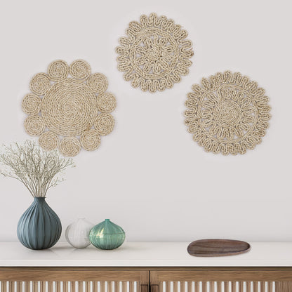 DECCARO Tischset Straw, 3er Set mit allen drei Größen (klein, mittel, groß) aus Rohrkolben (Naturmaterial). Handgearbeitetes, florales Muster, warmer Beigeton