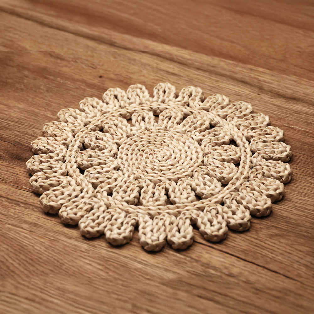 DECCARO Tischset Straw, mittel (33 cm Durchmesser) aus Rohrkolben (Naturmaterial). Handgearbeitetes, florales Muster, warmer Beigeton