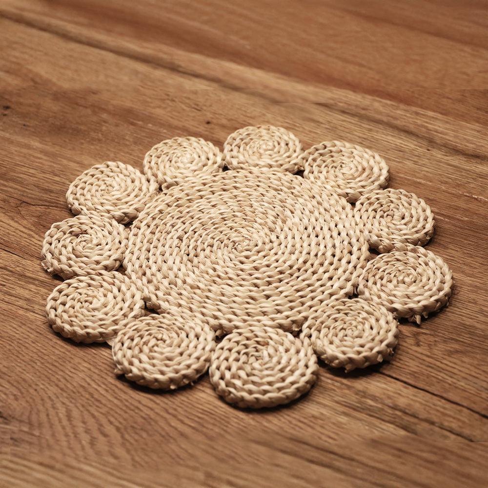 DECCARO Tischset Straw, groß (35 cm Durchmesser) aus Rohrkolben (Naturmaterial). Handgearbeitetes, florales Muster, warmer Beigeton
