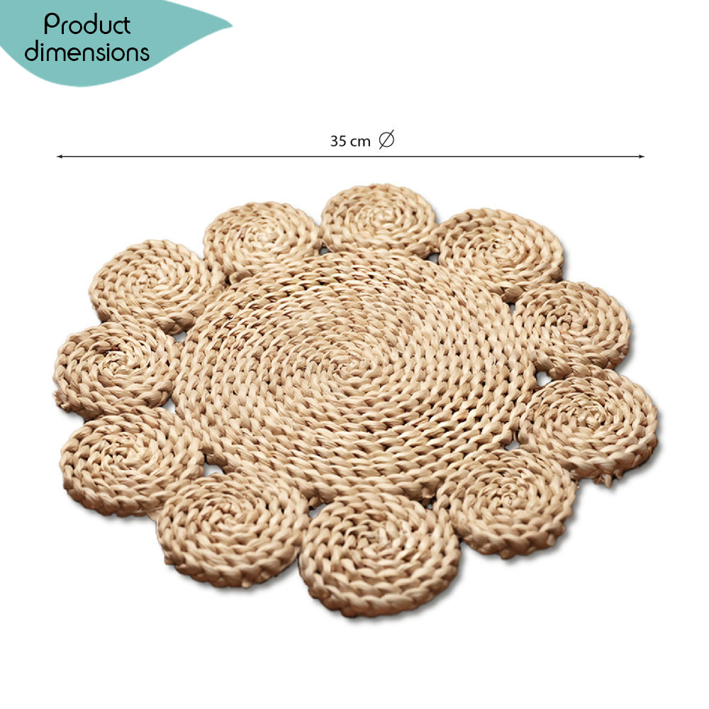 DECCARO Tischset Straw, groß (35 cm Durchmesser) aus Rohrkolben (Naturmaterial). Handgearbeitetes, florales Muster, warmer Beigeton
