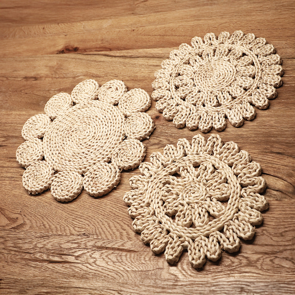 DECCARO Tischset Straw, 3er Set mit allen drei Größen (klein, mittel, groß) aus Rohrkolben (Naturmaterial). Handgearbeitetes, florales Muster, warmer Beigeton