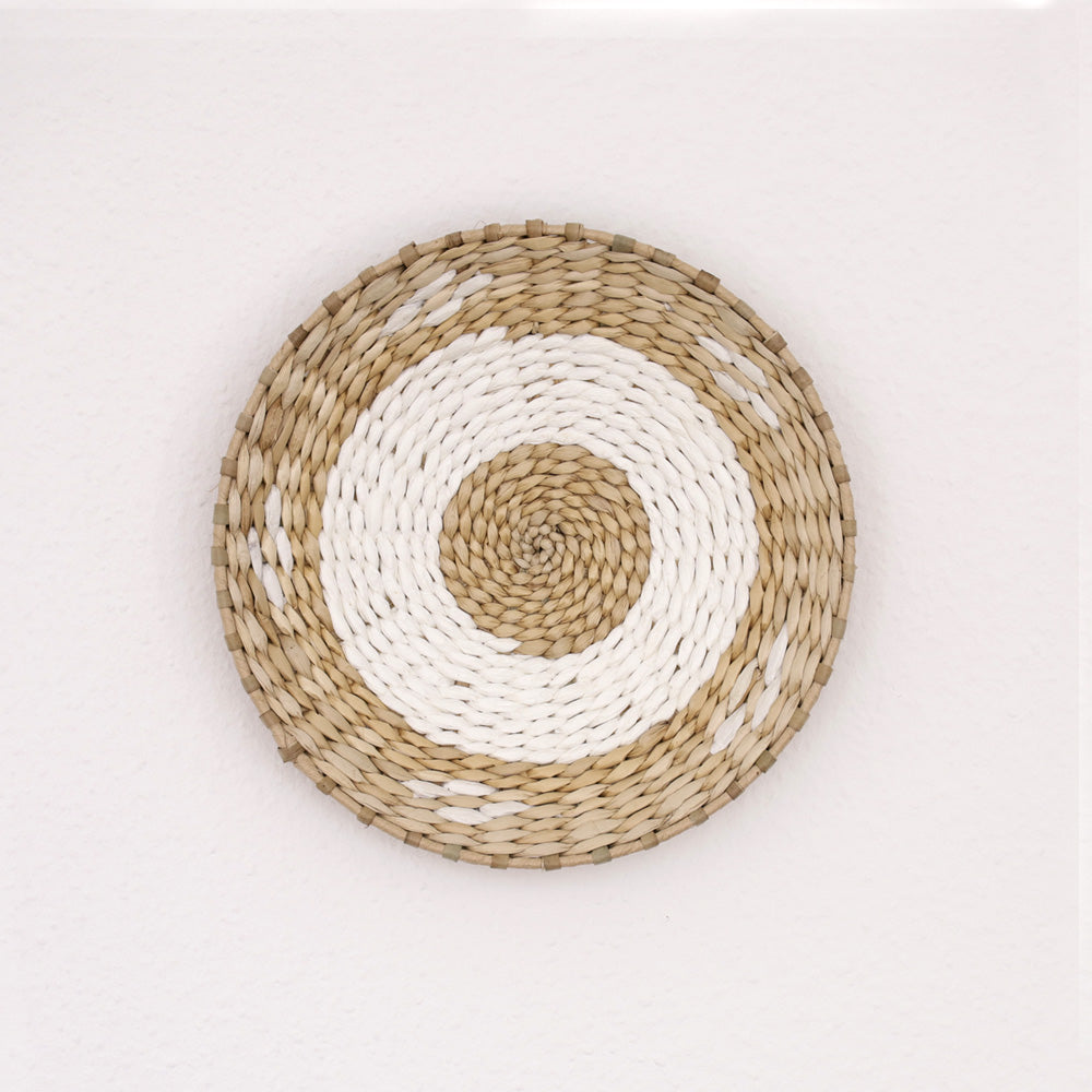 Deccaro Wandkorb Boho Luna weiß, klein, beige/weiß gestreift. Außen und innen beige und mittig ein weißer ring.