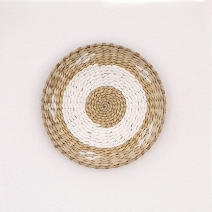 Deccaro Wandkorb Boho Luna weiß, klein, beige/weiß gestreift. Außen und innen beige und mittig ein weißer ring.