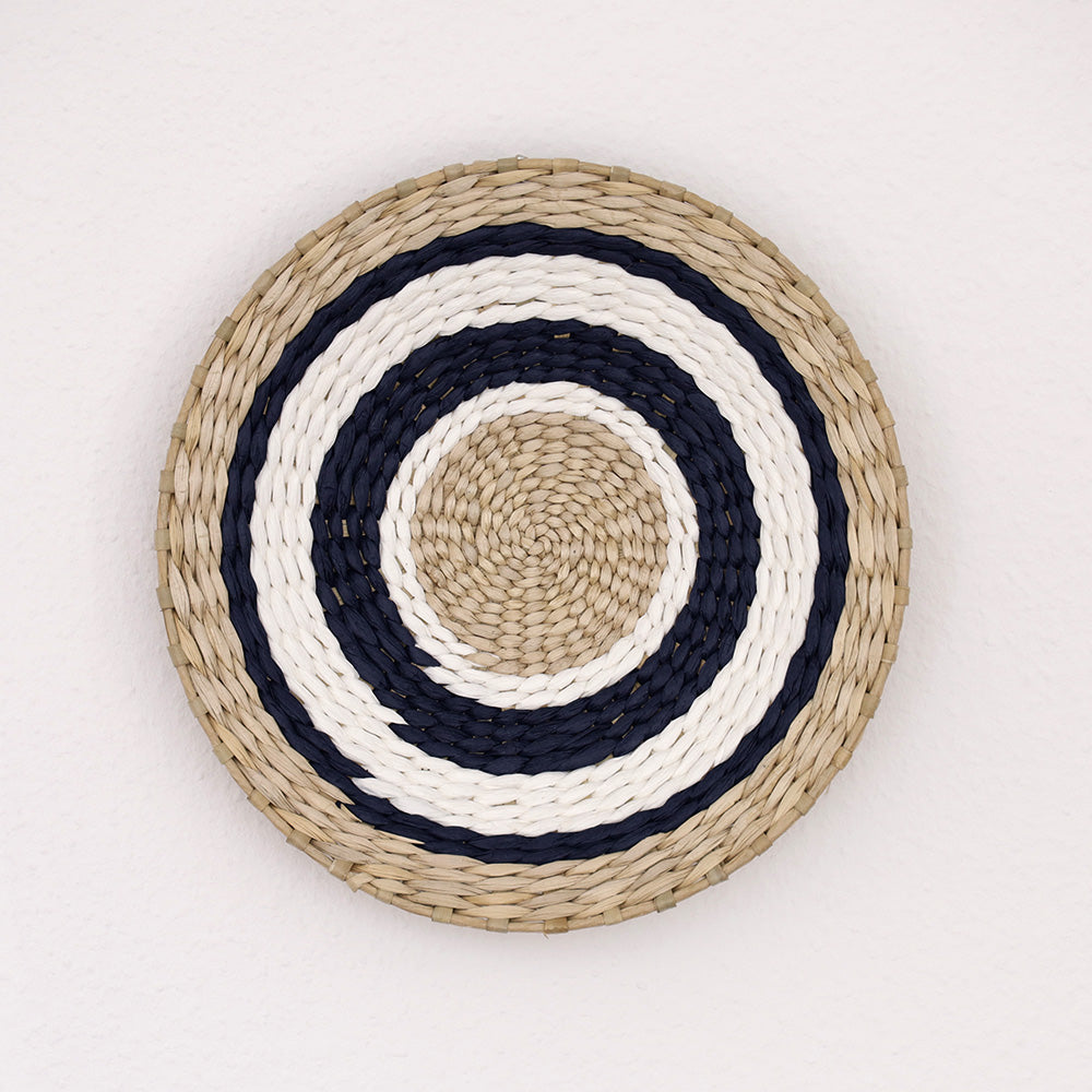 Deccaro Wandkorb Boho Marina mittel, beige/weiß/blau gestreift. Auf dem Korb sind abwechselnd Ringe in den Farben beige, blau und weiß zu sehen