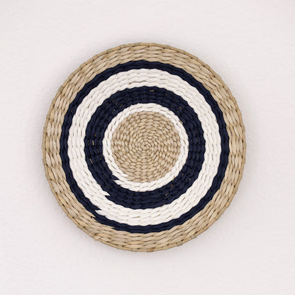 Deccaro Wandkorb Boho Marina mittel, beige/weiß/blau gestreift. Auf dem Korb sind abwechselnd Ringe in den Farben beige, blau und weiß zu sehen