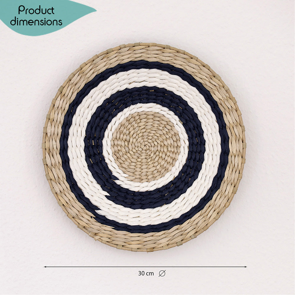 Deccaro Wandkorb Boho Marina mittel, beige/weiß/blau gestreift. Auf dem Korb sind abwechselnd Ringe in den Farben beige, blau und weiß zu sehen, Durchmesser 30 cm
