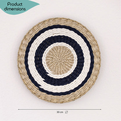 Deccaro Wandkorb Boho Marina mittel, beige/weiß/blau gestreift. Auf dem Korb sind abwechselnd Ringe in den Farben beige, blau und weiß zu sehen, Durchmesser 30 cm