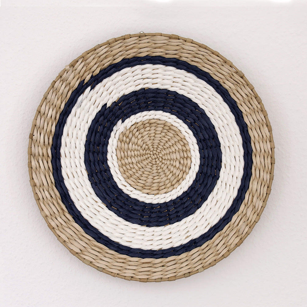 Deccaro Wandkorb Boho Marina groß, beige/weiß/blau gestreift. Auf dem Korb sind abwechselnd Ringe in den Farben beige, blau und weiß zu sehen