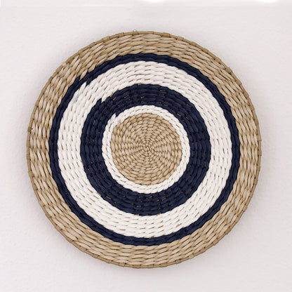 Deccaro Wandkorb Boho Marina groß, beige/weiß/blau gestreift. Auf dem Korb sind abwechselnd Ringe in den Farben beige, blau und weiß zu sehen