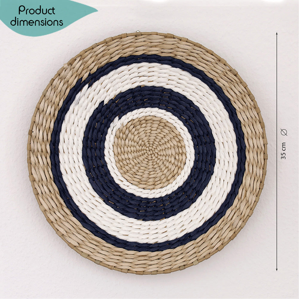 Deccaro Wandkorb Boho Marina groß, beige/weiß/blau gestreift. Auf dem Korb sind abwechselnd Ringe in den Farben beige, blau und weiß zu sehen, Durchmesser 35 cm