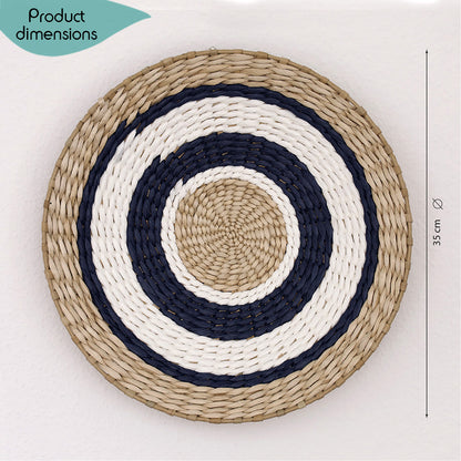 Deccaro Wandkorb Boho Marina groß, beige/weiß/blau gestreift. Auf dem Korb sind abwechselnd Ringe in den Farben beige, blau und weiß zu sehen, Durchmesser 35 cm