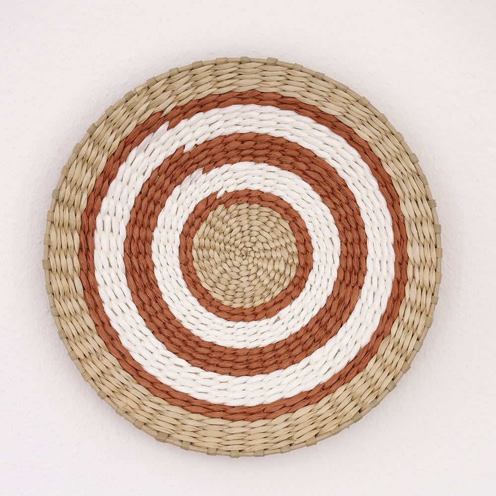 Deccaro Wandkorb Boho Terra orange groß, beige/weiß/orange gestreift. Auf dem Korb sind abwechselnd Ringe in den Farben beige, orange und weiß zu sehen