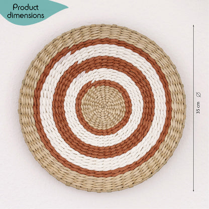 Deccaro Wandkorb Boho Terra orange groß, beige/weiß/orange gestreift. Auf dem Korb sind abwechselnd Ringe in den Farben beige, orange und weiß zu sehen, Durchmesser 35 cm