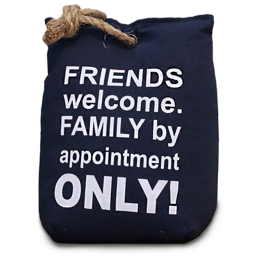 DECCARO Türstopper „Friends“ in Sandsack-Optik, dunkelblau mit weißem Schriftzug "Friends welcome. Family by appointment only". Schwerer, gefüllter Kern, Juteschnur am oberen Ende