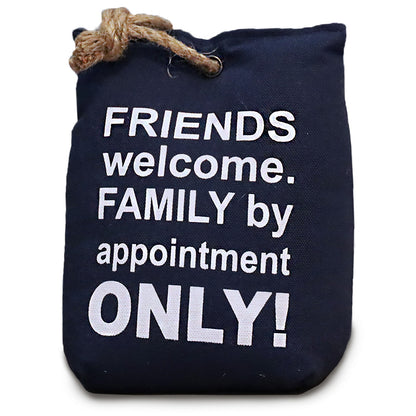 DECCARO Türstopper „Friends“ in Sandsack-Optik, dunkelblau mit weißem Schriftzug "Friends welcome. Family by appointment only". Schwerer, gefüllter Kern, Juteschnur am oberen Ende