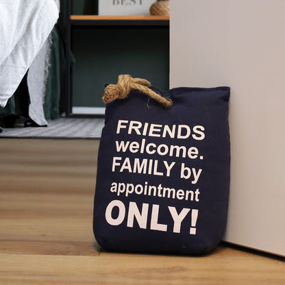 DECCARO Türstopper „Friends“ in Sandsack-Optik, dunkelblau mit weißem Schriftzug "Friends welcome. Family by appointment only". Schwerer, gefüllter Kern, Juteschnur am oberen Ende