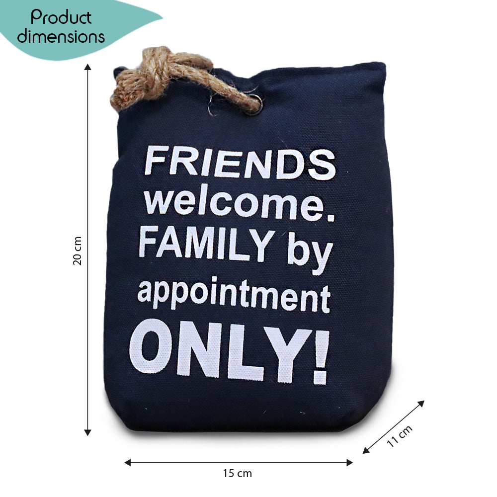 DECCARO Türstopper „Friends“ in Sandsack-Optik, dunkelblau mit weißem Schriftzug "Friends welcome. Family by appointment only". Schwerer, gefüllter Kern, Juteschnur am oberen Ende