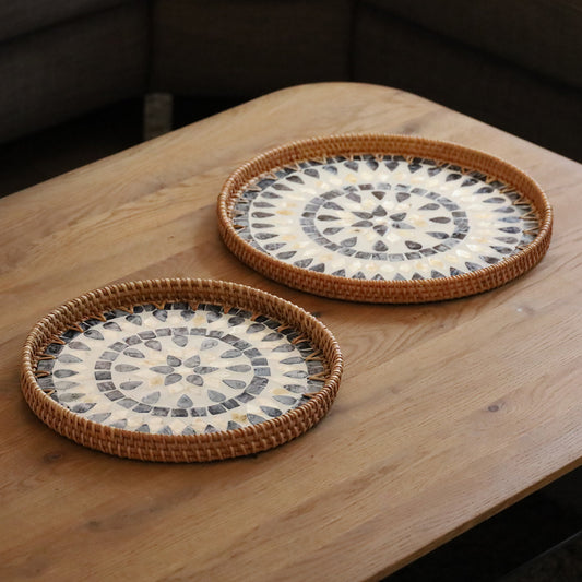 DECCARO Serviertablett Perlmutt, 2er Set mit zwei unterschiedlichen Größen. Aus geflochtenem Rattan und kunstvollem Muschelmosaik im Inneren der Tabletts in den Farben Weiß / Blau. 