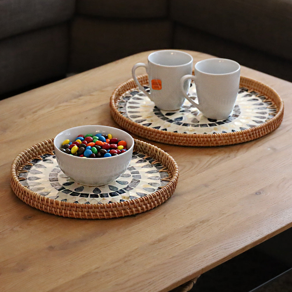 DECCARO Serviertablett Perlmutt, 2er Set mit zwei unterschiedlichen Größen. Aus geflochtenem Rattan und kunstvollem Muschelmosaik im Inneren der Tabletts in den Farben Weiß / Blau. 