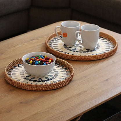 DECCARO Serviertablett Perlmutt, 2er Set mit zwei unterschiedlichen Größen. Aus geflochtenem Rattan und kunstvollem Muschelmosaik im Inneren der Tabletts in den Farben Weiß / Blau. 