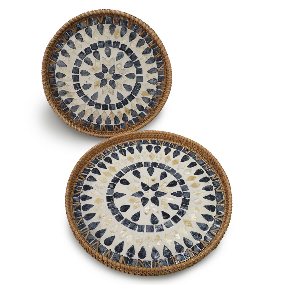 DECCARO Serviertablett Perlmutt, 2er Set mit zwei unterschiedlichen Größen. Aus geflochtenem Rattan und kunstvollem Muschelmosaik im Inneren der Tabletts in den Farben Weiß / Blau. 
