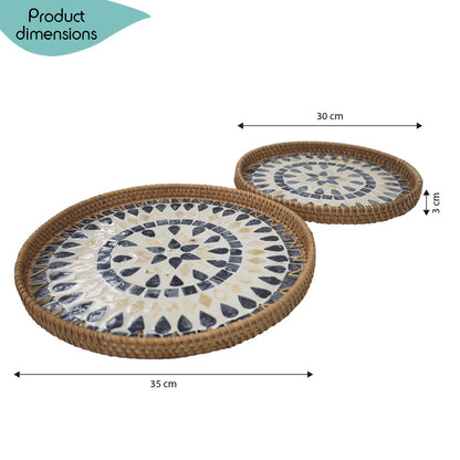 DECCARO Serviertablett Perlmutt, 2er Set mit zwei unterschiedlichen Größen. Aus geflochtenem Rattan und kunstvollem Muschelmosaik im Inneren der Tabletts in den Farben Weiß / Blau. 