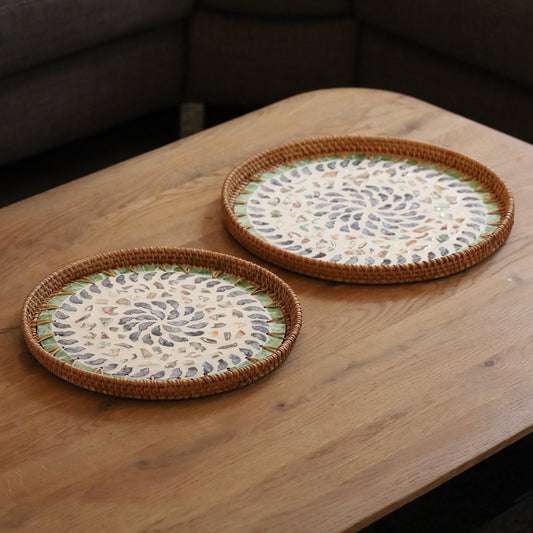 DECCARO Serviertablett Perlmutt, 2er Set mit zwei unterschiedlichen Größen. Aus geflochtenem Rattan und kunstvollem Muschelmosaik im Inneren der Tabletts in den Farben Grün / Weiß / Blau. 