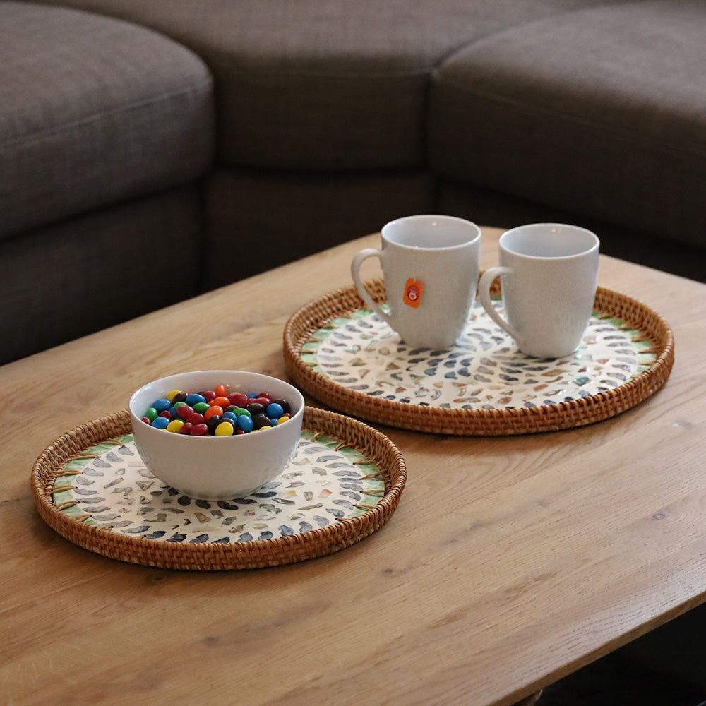 DECCARO Serviertablett Perlmutt, 2er Set mit zwei unterschiedlichen Größen. Aus geflochtenem Rattan und kunstvollem Muschelmosaik im Inneren der Tabletts in den Farben Grün / Weiß / Blau. 