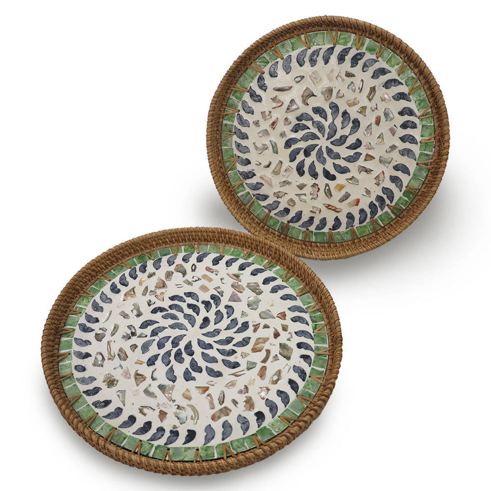 DECCARO Serviertablett Perlmutt, 2er Set mit zwei unterschiedlichen Größen. Aus geflochtenem Rattan und kunstvollem Muschelmosaik im Inneren der Tabletts in den Farben Grün / Weiß / Blau. 