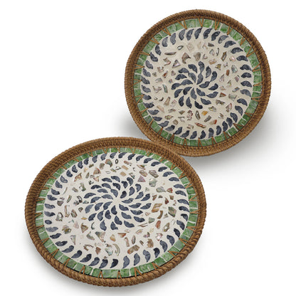 DECCARO Serviertablett Perlmutt, 2er Set mit zwei unterschiedlichen Größen. Aus geflochtenem Rattan und kunstvollem Muschelmosaik im Inneren der Tabletts in den Farben Grün / Weiß / Blau. 