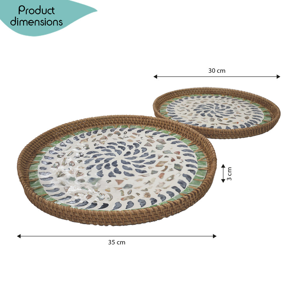 DECCARO Serviertablett Perlmutt, 2er Set mit zwei unterschiedlichen Größen. Aus geflochtenem Rattan und kunstvollem Muschelmosaik im Inneren der Tabletts in den Farben Grün / Weiß / Blau. 