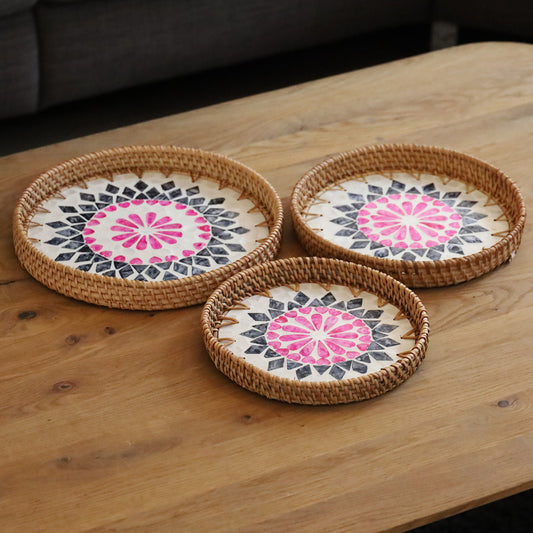 DECCARO Serviertablett Perlmutt, 3er Set mit drei unterschiedlichen Größen. Aus geflochtenem Rattan und kunstvollem Muschelmosaik im Inneren der Tabletts in den Farben Pink/Blau/Weiß. 