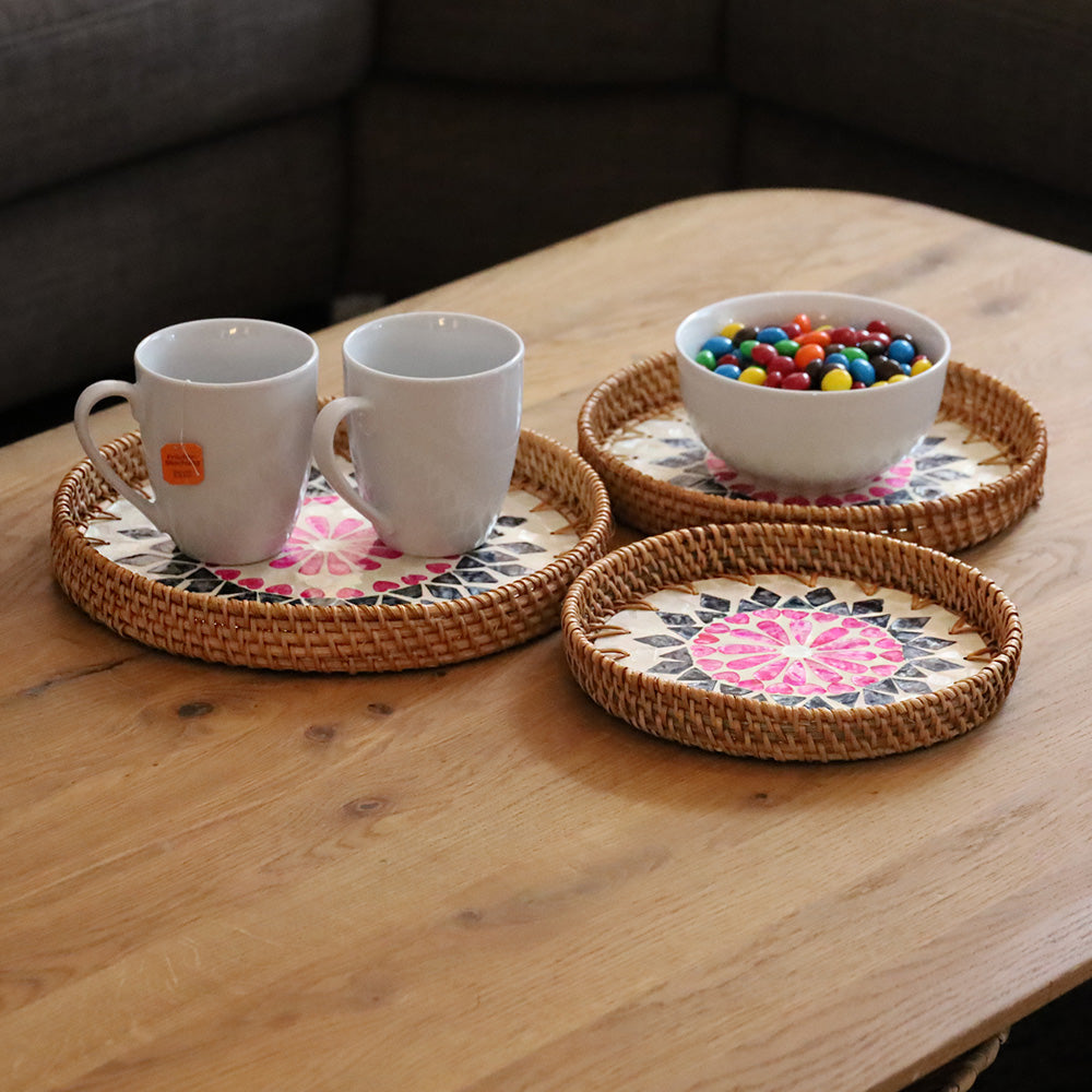 DECCARO Serviertablett Perlmutt, 3er Set mit drei unterschiedlichen Größen. Aus geflochtenem Rattan und kunstvollem Muschelmosaik im Inneren der Tabletts in den Farben Pink/Blau/Weiß. 