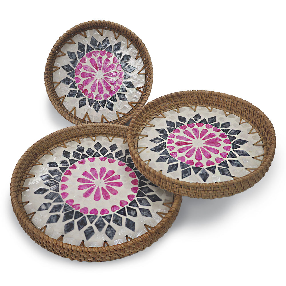 DECCARO Serviertablett Perlmutt, 3er Set mit drei unterschiedlichen Größen. Aus geflochtenem Rattan und kunstvollem Muschelmosaik im Inneren der Tabletts in den Farben Pink/Blau/Weiß. 