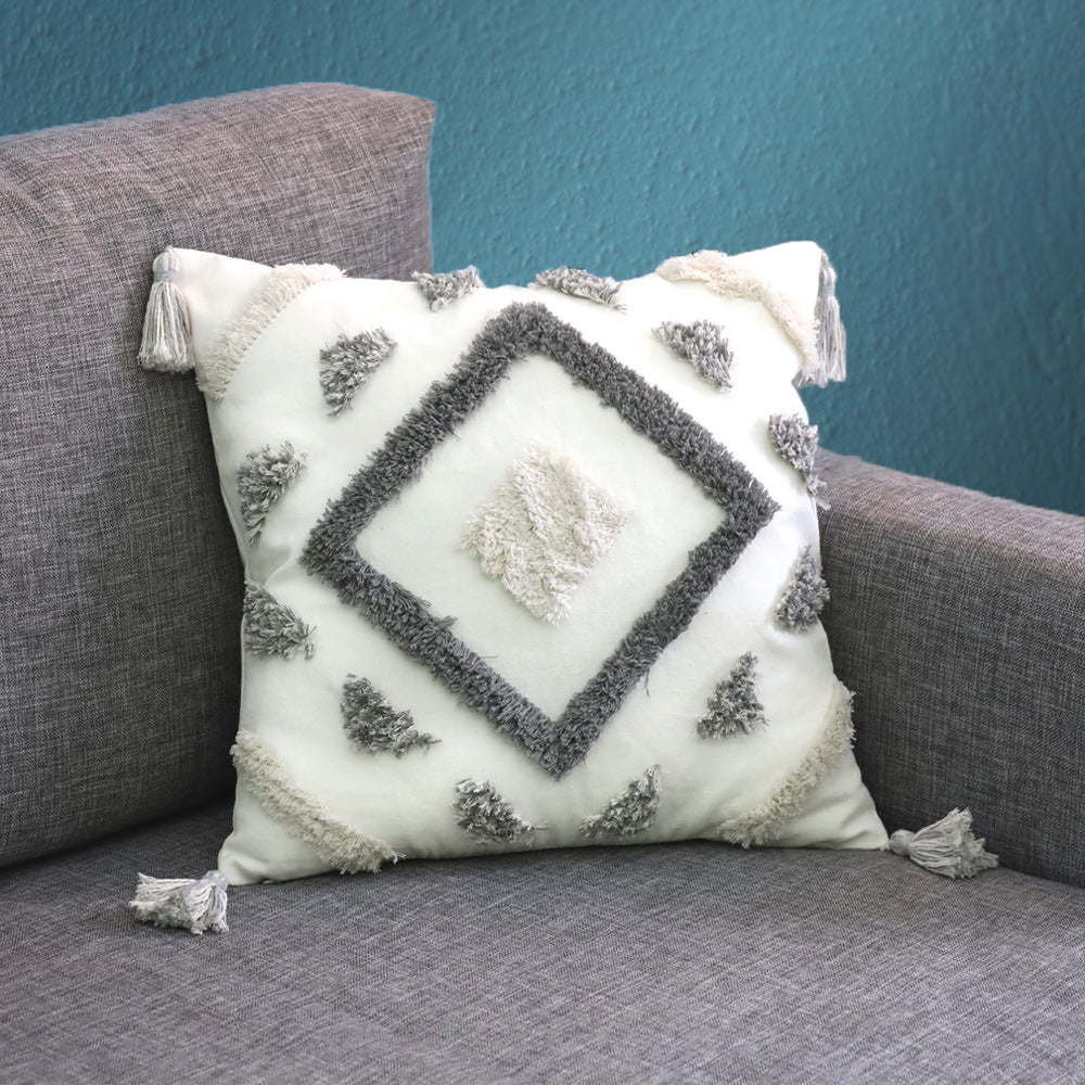 DECCARO Kissenhülle Hygge Diamond in weiß-grau im Boho-Style, Materialkombination aus natürlicher Textur und flauschigen Elementen sowie Dekopaspeln an den vier Ecken des Bezugs. 1 Stück, Größe 45 x 45 cm, quadratisch