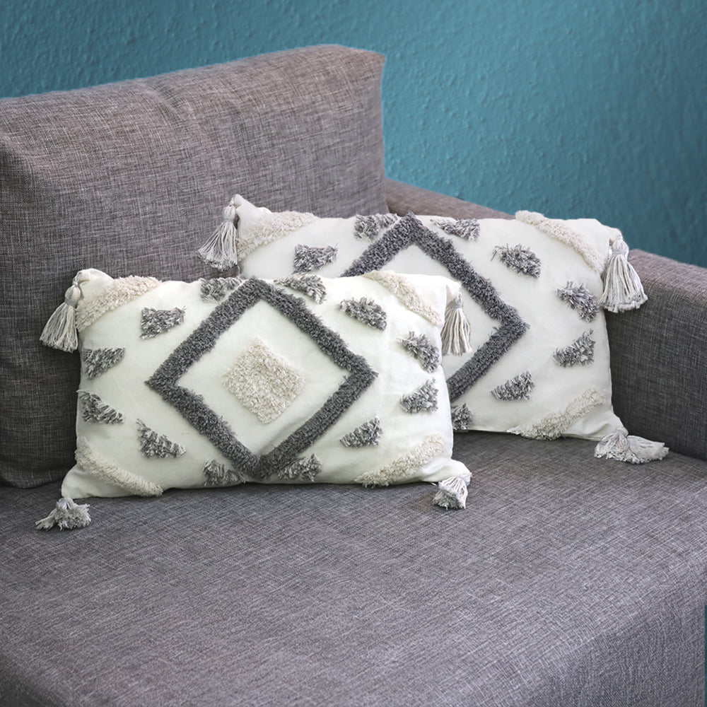 DECCARO Kissenhülle Hygge Diamond in weiß-grau im Boho-Style, Materialkombination aus natürlicher Textur und flauschigen Elementen sowie Dekopaspeln an den vier Ecken des Bezugs. 2 Stück, Größe 30 x 50 cm, rechteckig