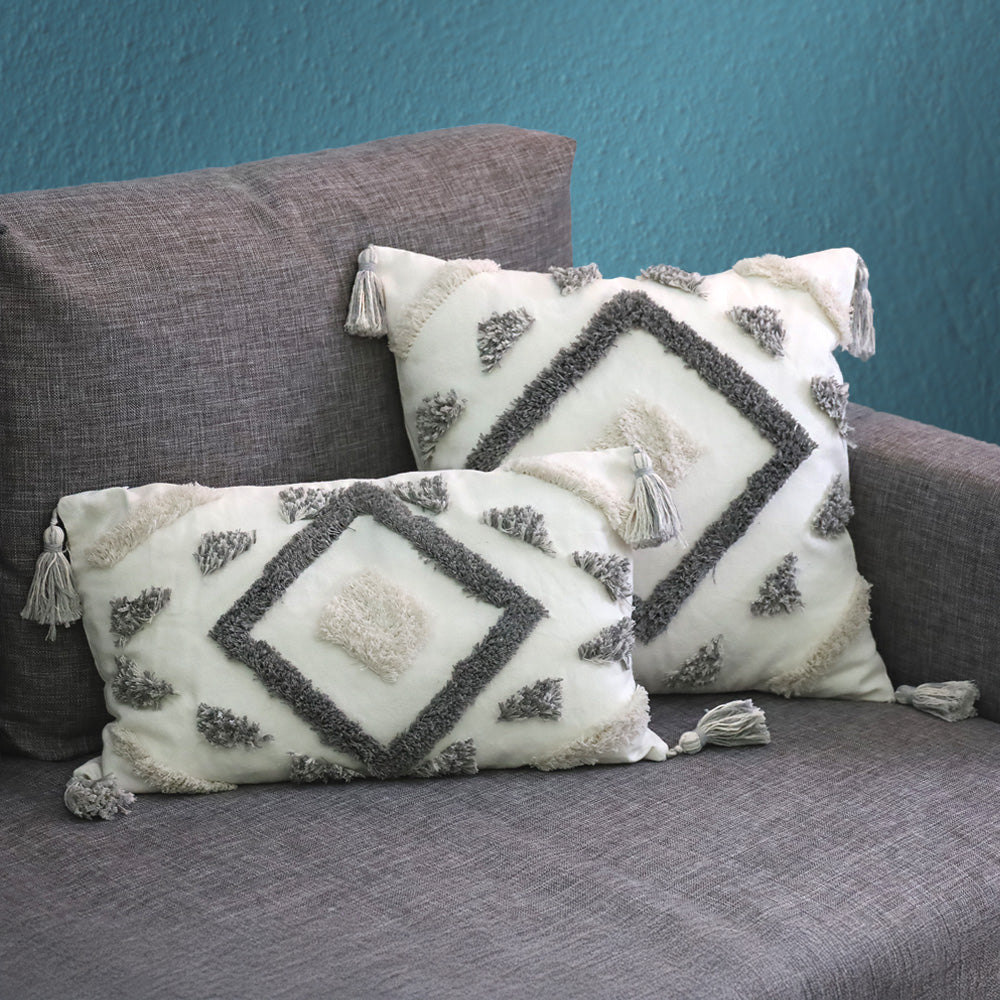 DECCARO Kissenhülle Hygge Diamond in weiß-grau im Boho-Style, Materialkombination aus natürlicher Textur und flauschigen Elementen sowie Dekopaspeln an den vier Ecken des Bezugs. 1 Größe 30 x 50 cm, und 1x Größe 45 x 45 cm