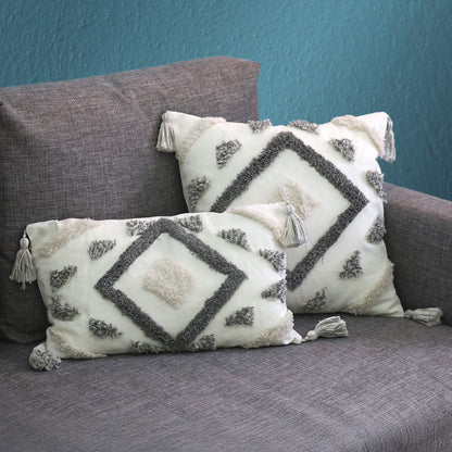 DECCARO Kissenhülle Hygge Diamond in weiß-grau im Boho-Style, Materialkombination aus natürlicher Textur und flauschigen Elementen sowie Dekopaspeln an den vier Ecken des Bezugs. 1 Größe 30 x 50 cm, und 1x Größe 45 x 45 cm