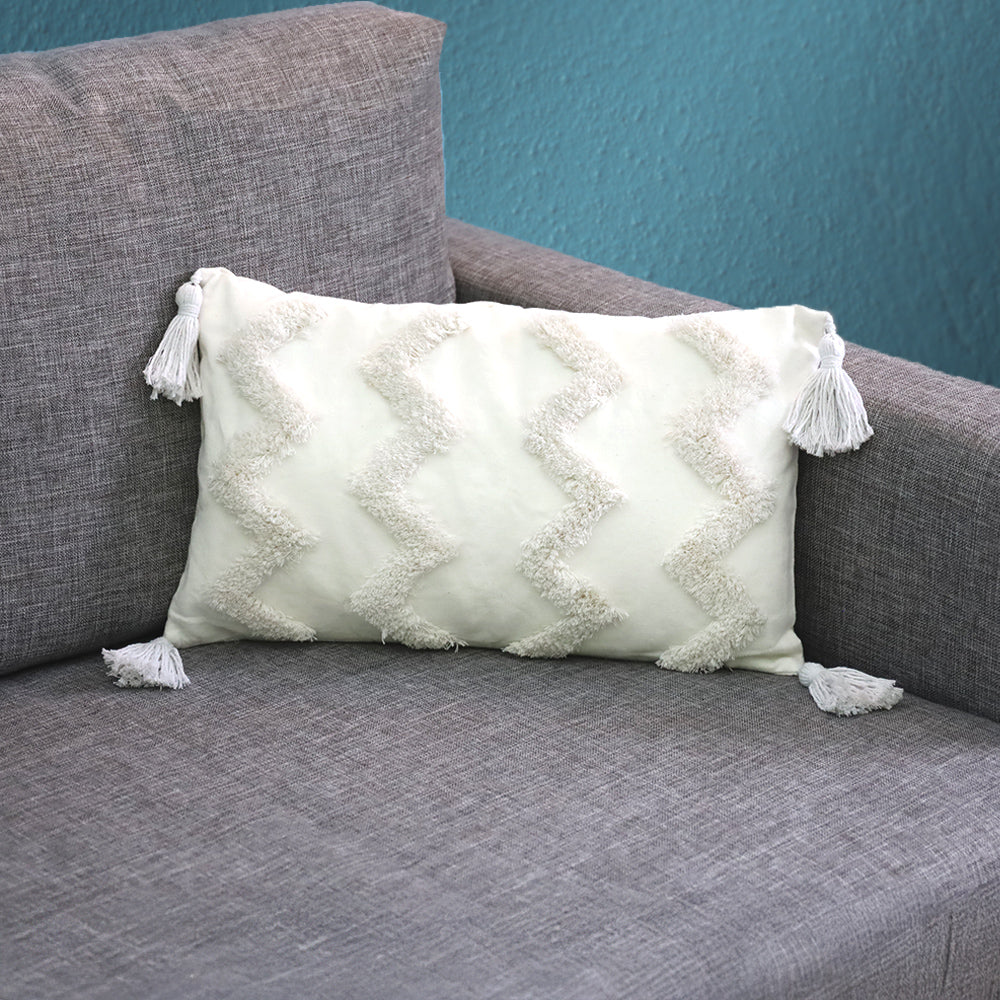 DECCARO Kissenhülle Hygge Zigzag in weiß, Materialkombination aus Polyester und Canvas sowie Dekopaspeln an den vier Ecken des Bezugs. 1 Stück, Größe 30 x 50 cm, rechteckig