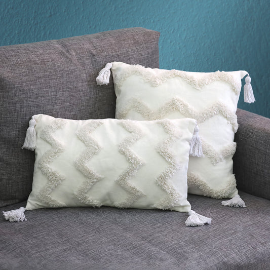 DECCARO Kissenhülle Hygge Zigzag in weiß, Materialkombination aus Polyester und Canvas sowie Dekopaspeln an den vier Ecken des Bezugs. 1 Stück 45 x 45 cm, 1 Stück 30 x 50 cm