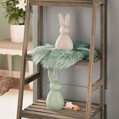 Flaches, dünnes, rundes Dekositzkissen in grün-blauer Felloptik. Abbildung auf braunem Regal (Dekobeispiel)
